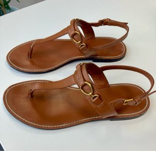 Sandalias planas marrones y doradas