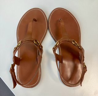 Sandalias planas marrones y doradas