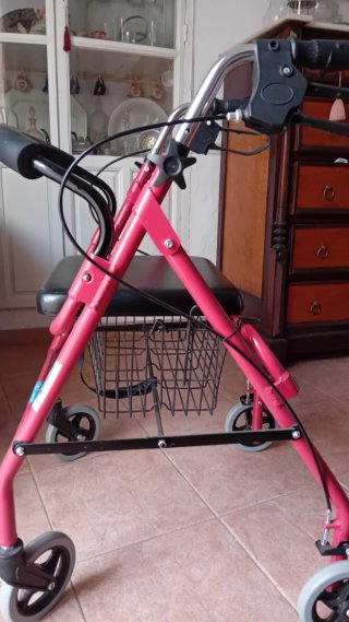 Andador con asiento y cesta