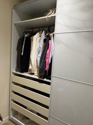 Armario blanco con puertas correderas super amplio