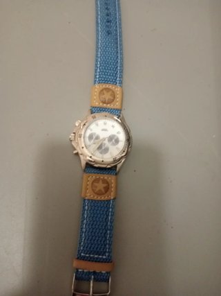 Reloj azul y plateado con detalles