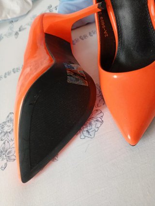 Zapatos de tacón naranja neón