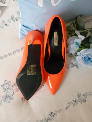 Zapatos de tacón naranja neón
