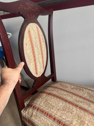 Silla de madera con tapizado floral