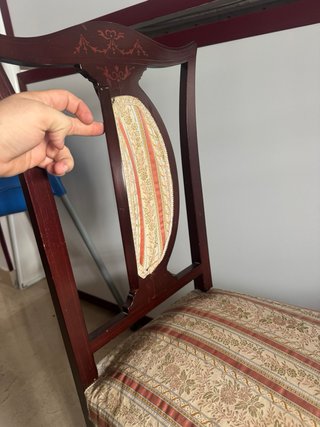 Silla de madera con tapizado floral