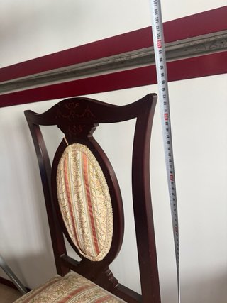 Silla de madera con tapizado floral
