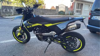 Husqvarna 701 Supermoto Negra y Amarilla