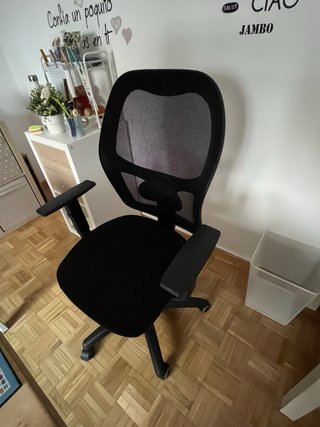 Silla de oficina ergonómica negra.