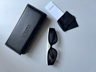 Gafas de sol Chanel negras y blancas