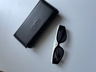 Gafas de sol Chanel negras y blancas