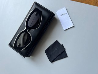 Gafas de sol Chanel negras y blancas