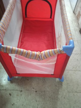 Cuna de viaje plegable roja .buen estado