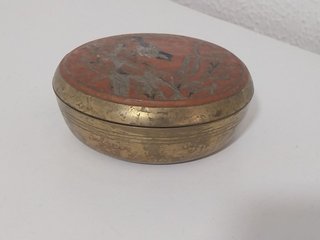 Cajita Alhajero Antiguo de Latón, tapa grabada