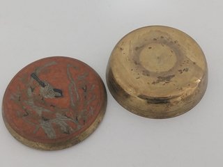 Cajita Alhajero Antiguo de Latón, tapa grabada