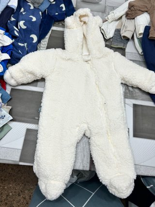 Mono de bebé de peluche blanco
