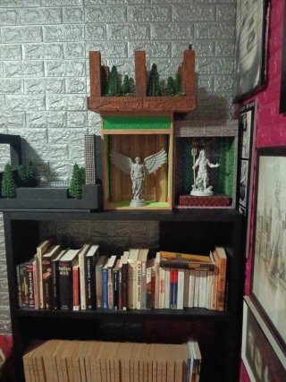 Libri e figure decorative