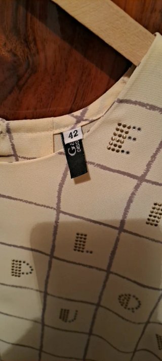 Blusa Beige Cuadros con Letras Talla XL