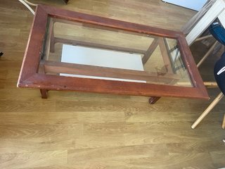 Mesa de centro de madera y cristal