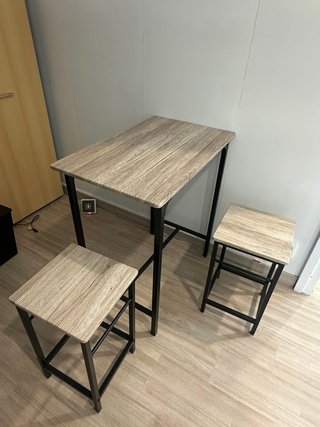 Mesa alta y 2 taburetes