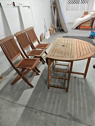 Mesa redonda de madera y 3 sillas