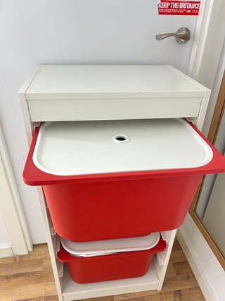 Mueble Almacenaje con 3 Cajas Rojas y tapas