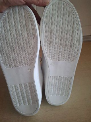 Zapatillas blancas y rojas marca mu de piel