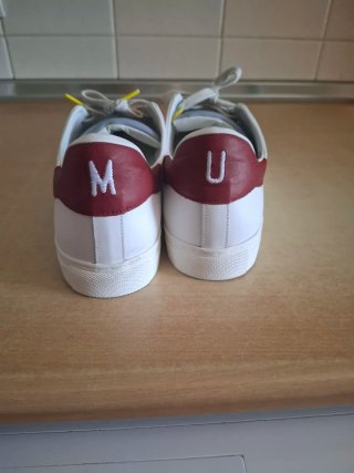 Zapatillas blancas y rojas marca mu de piel