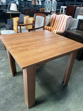 Mesa de comedor de madera