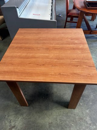 Mesa de comedor de madera