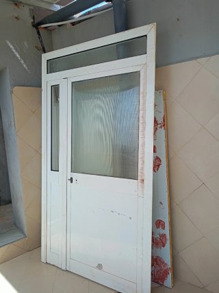 Puerta de aluminio blanca