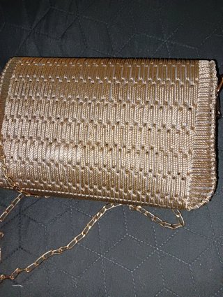 Bolso hecho a mano tejido dorado