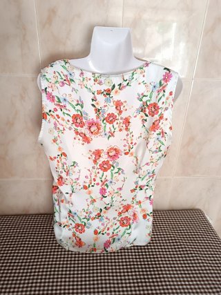 Blusa de raso con estampado floral