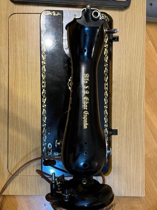 Máquina de coser Alfa antigua