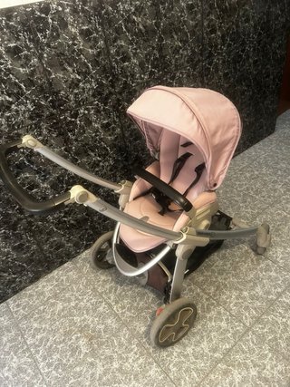 Carrito de bebé rosa