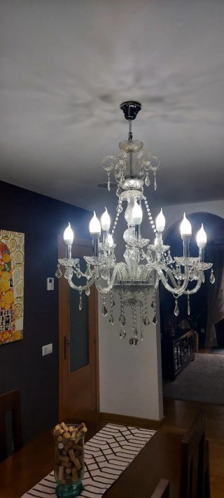 Lámpara de techo estilo araña de 9 brazos.