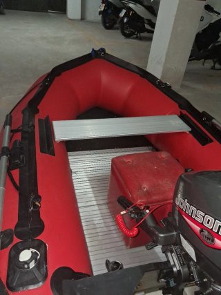 Neumática con motor fueraborda Johnson 5.0