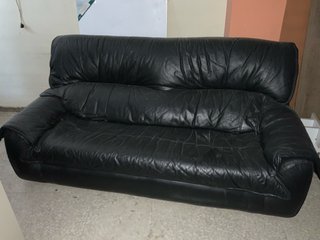 Sofá de piel negro