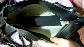 Bolso negro acolchado con detalle dorado