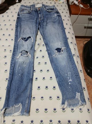 Pantalón vaquero desgastado y con rotos
