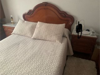 Cama 135x190, mesitas y comoda mas espejo