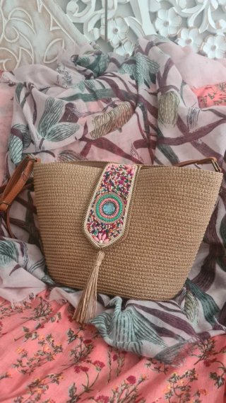 Bolso estilo rafia con detalle bordado – verano