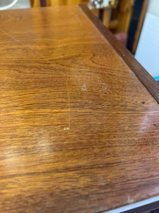 Cajonera de madera para material de oficina