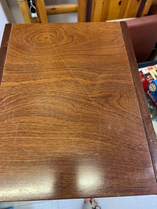 Cajonera de madera para material de oficina