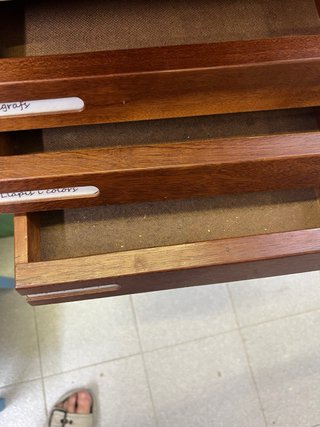 Cajonera de madera para material de oficina