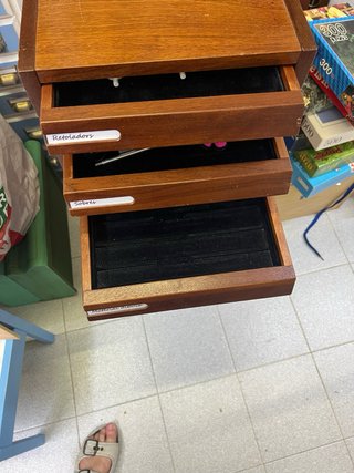 Cajonera de madera para material de oficina