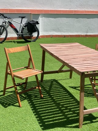 Mesa y 2 sillas de madera