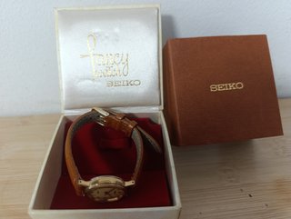 Reloj Seiko Spirit Dorado con caja