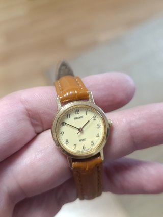 Reloj Seiko Spirit Dorado con caja
