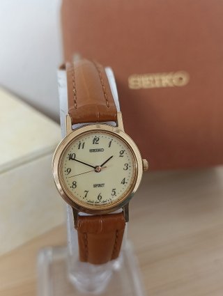 Reloj Seiko Spirit Dorado con caja
