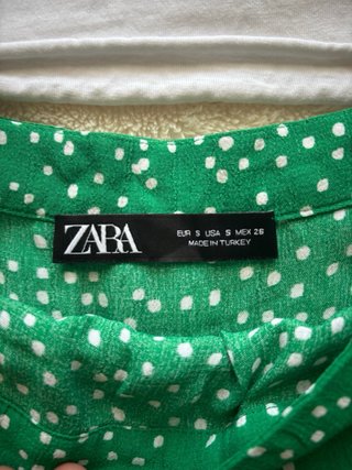 Falda mini Zara verde lunares blancos. S